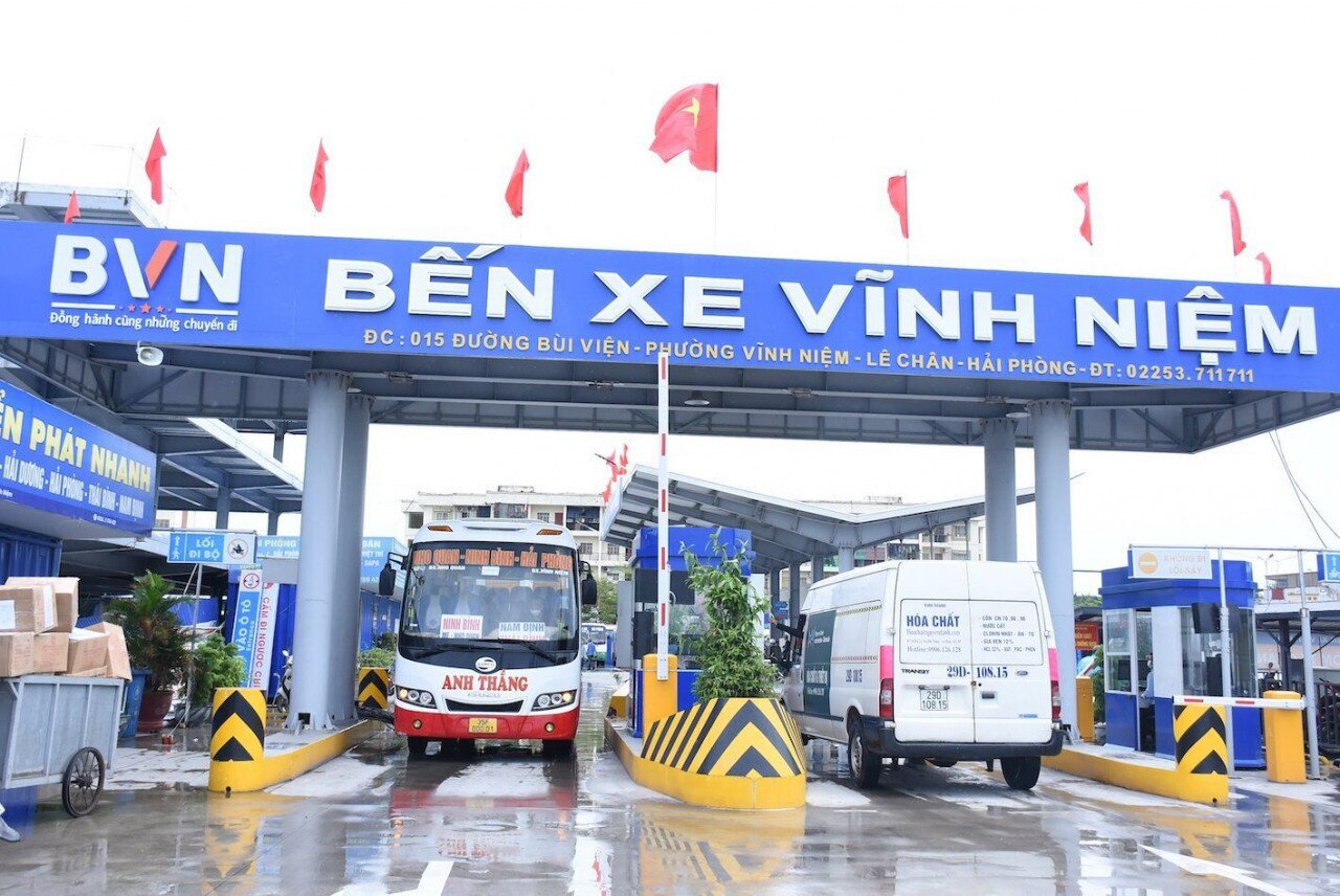 Trong ng&agrave;y đầu hoạt động, ghi nhận của PV B&aacute;o Giao th&ocirc;ng, tại bến xe Vĩnh Niệm vẫn vắng b&oacute;ng người d&acirc;n đến mua v&eacute;, trong bến chỉ l&aacute;c đ&aacute;c v&agrave;i h&agrave;nh kh&aacute;ch v&agrave; nh&acirc;n vi&ecirc;n bến xe.