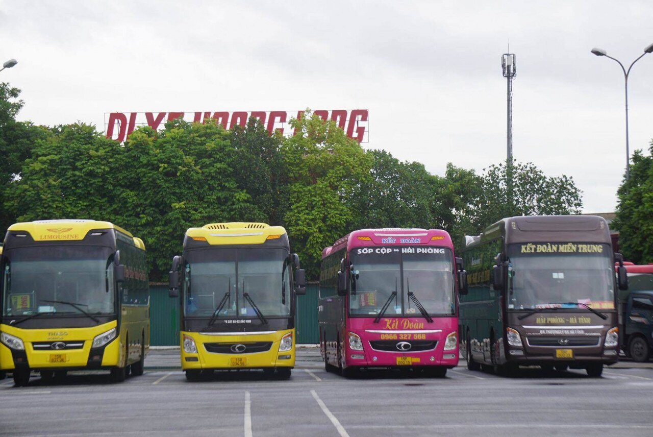 &ldquo;Ng&agrave;y đầu vắng kh&aacute;ch nhưng t&ocirc;i vẫn l&aacute;i xe đến bến, hi vọng c&oacute; kh&aacute;ch đi v&agrave; t&igrave;m hiểu th&ecirc;m quy định, thủ tục để thuận tiện hơn cho những lần di chuyển sau&rdquo;, một t&agrave;i xế chạy tuyến Bắc Giang &ndash; Hải Ph&ograve;ng cho biết.