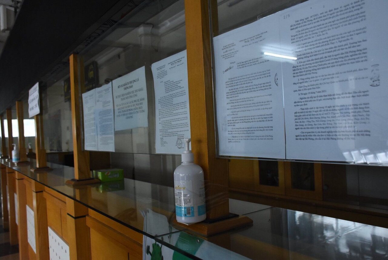 C&aacute;c bến xe ở Hải Ph&ograve;ng đ&atilde; được dọn dẹp, khử khuẩn, trang bị nước rửa tay s&aacute;t khuẩn... để đảm bảo ph&ograve;ng chống dịch Covid-19