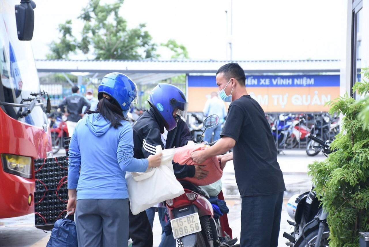 &Ocirc;ng Nguyễn Ngọc Đễ, Trưởng ban quản l&yacute; Bến xe Vĩnh Niệm cho biết, ng&agrave;y 13 v&agrave; ng&agrave;y 14/10, tổng số xe xuất bến đều l&agrave; 47 xe , trong đ&oacute; c&oacute; 14 xe nội tỉnh đi Vĩnh Bảo.