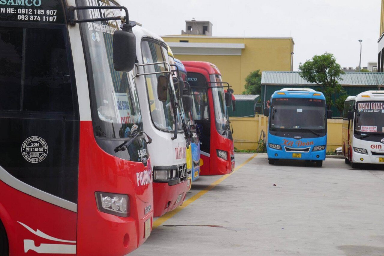 &ldquo;Văn bản mới ban h&agrave;nh n&ecirc;n nhiều h&agrave;nh kh&aacute;ch chưa nắm được th&ocirc;ng tin, ch&uacute;ng t&ocirc;i hi vọng trong những ng&agrave;y tới, lượng kh&aacute;ch đi tuyến cố định sẽ gia tăng&rdquo;, &ocirc;ng Đễ th&ocirc;ng tin.