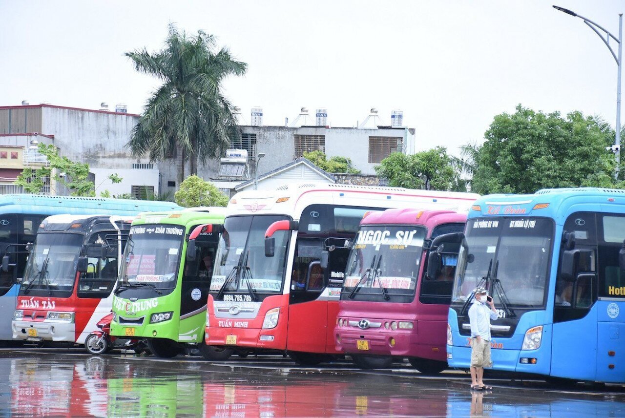 C&ugrave;ng cảnh tương tự, tại Bến xe Thượng L&yacute;, số h&agrave;nh kh&aacute;ch cũng chỉ đếm tr&ecirc;n đầu ng&oacute;n tay. Nhiều nh&agrave; xe xuất bến m&agrave; kh&ocirc;ng c&oacute; kh&aacute;ch.Hiện tại h&agrave;nh kh&aacute;ch từ bến Thượng L&yacute; đi ngoại tỉnh như Hưng Y&ecirc;n, Th&aacute;i Nguy&ecirc;n, Hải Dương... cũng rất &iacute;t, chủ yếu chở h&agrave;ng ho&aacute;, trong khi c&aacute;c xe chạy v&agrave;o miền Nam vẫn "đắp chiếu".