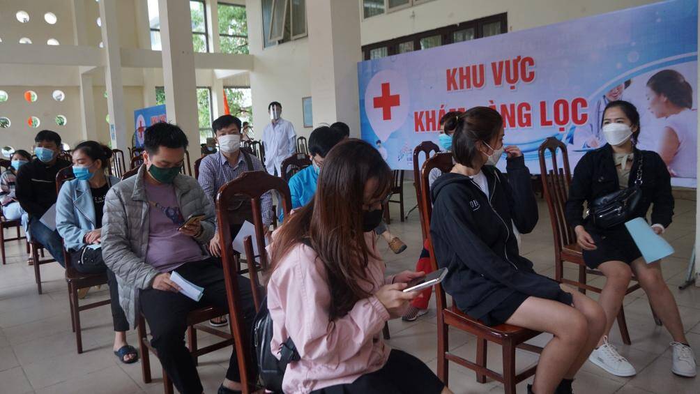 D&ugrave; kh&aacute; đ&ocirc;ng người đến ti&ecirc;m nhưng c&ocirc;ng t&aacute;c đảm bảo gi&atilde;n c&aacute;ch được thực hiện rất tốt.