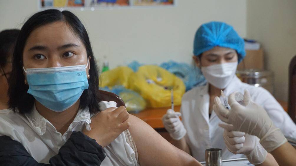 "Khi được ti&ecirc;m mũi 2 th&igrave; cảm thấy rất an t&acirc;m v&agrave; vui C&oacute; chứng nhận ti&ecirc;m mũi 2 vaccine Covid-19 c&oacute; thể được tham gia nhiều hoạt động kinh doanh, bu&ocirc;n b&aacute;n hơn", chị V&acirc;n n&oacute;i.