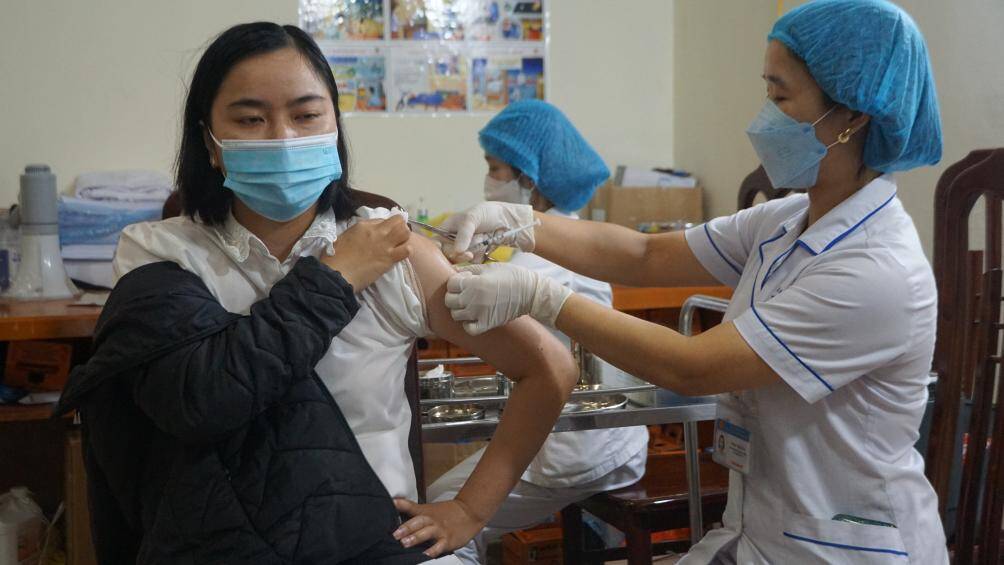 Chị Nguyễn Thanh V&acirc;n (tr&uacute; tại Trung H&ograve;a, Cầu Giấy) cho biết, ti&ecirc;m xong mũi 2 vaccine Covid-19, chị thấy y&ecirc;n t&acirc;m hơn trong cuộc chiến ph&ograve;ng chống dịch bệnh. "Tỷ lệ người được ti&ecirc;m vaccine Covid-19 trong cộng đồng c&agrave;ng cao, nguy cơ b&ugrave;ng ph&aacute;t dịch bệnh c&agrave;ng thấp", chị V&acirc;n chia sẻ.