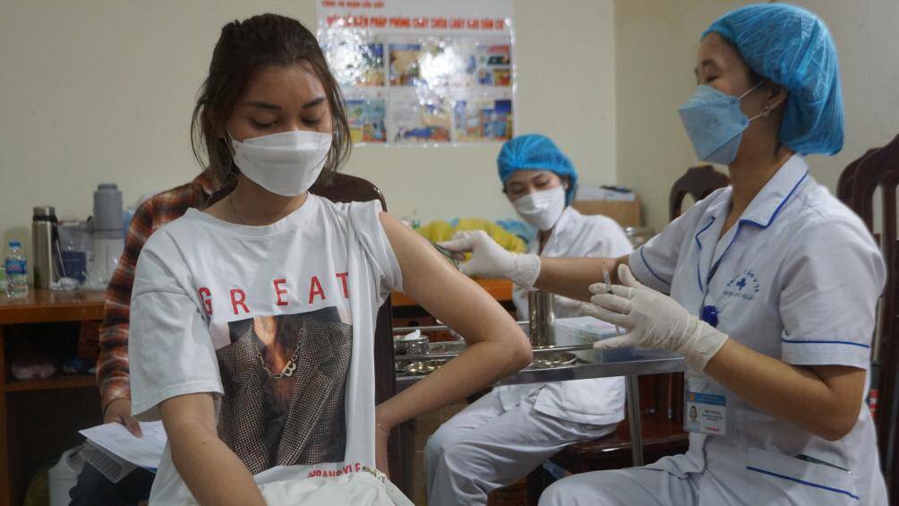 TP H&agrave; Nội tiếp tục triển khai ti&ecirc;m vaccine mũi 2 cho người d&acirc;n từ 18 tuổi trở l&ecirc;n, theo dự kiến sẽ ho&agrave;n ho&agrave;n th&agrave;nh trong th&aacute;ng 11/2021.