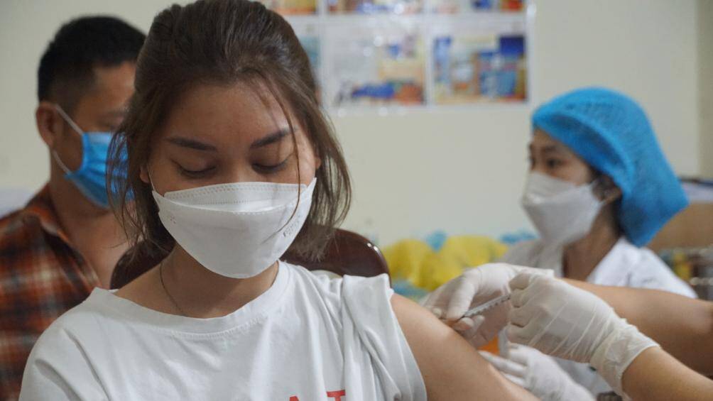 "Theo chủ trương của Trung ương v&agrave; th&agrave;nh phố, thời gian n&agrave;y việc ti&ecirc;m vaccine ph&ograve;ng Covid-19 sẽ thực hiện ưu ti&ecirc;n ti&ecirc;m trả mũi 2 cho c&aacute;c đối tượng từ 18 tuổi trở l&ecirc;n đ&atilde; ti&ecirc;m mũi 1, v&agrave; ti&ecirc;m v&eacute;t mũi 1 cho những người tr&ecirc;n 18 tuổi chưa được ti&ecirc;m chủng", b&aacute;c sỹ Sinh n&oacute;i.