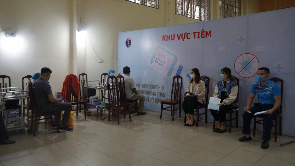 H&agrave; Nội l&agrave; một trong số c&aacute;c địa phương được ưu ti&ecirc;n ph&acirc;n bổ vaccine. Trung tuần th&aacute;ng 9, Thủ đ&ocirc; đ&atilde; triển khai chiến dịch thần tốc ti&ecirc;m vaccine v&agrave; x&eacute;t nghiệm diện rộng cho người d&acirc;n. Đến ng&agrave;y 15/9, H&agrave; Nội đ&atilde; cơ bản ti&ecirc;m phủ mũi 1 cho người từ 18 tuổi trở l&ecirc;n v&agrave; x&eacute;t nghiệm diện rộng to&agrave;n Th&agrave;nh phố cho người d&acirc;n một c&aacute;ch an to&agrave;n, hiệu quả.