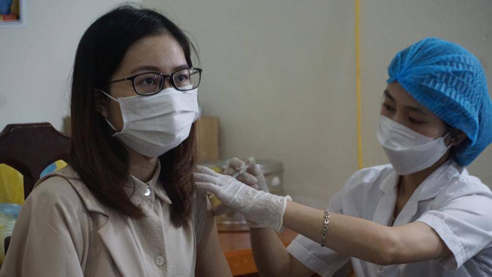 B&aacute;c sĩ Ho&agrave;ng Ngọc Sinh l&agrave;m nhiệm vụ tại điểm ti&ecirc;m quận Cầu Giấy cho biết, chỉ t&iacute;nh ri&ecirc;ng điểm ti&ecirc;m n&agrave;y, mỗi ng&agrave;y ti&ecirc;m được hơn 800 liều.
