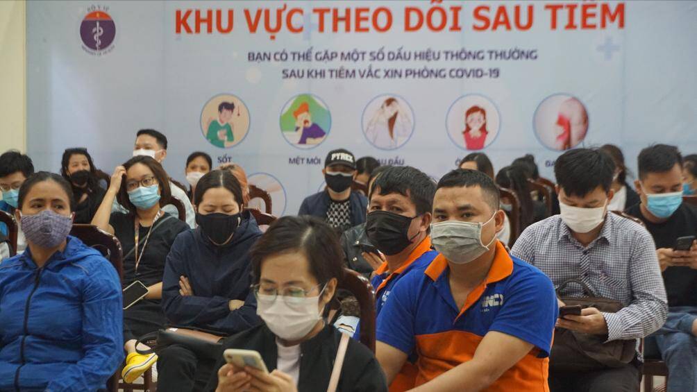 Ng&agrave;y 14/10, tại điểm ti&ecirc;m nh&agrave; văn ho&aacute; phường Trung Ho&agrave; (Cầu Giấy, TP H&agrave; Nội), c&oacute; 3 d&acirc;y chuyền ti&ecirc;m đang khẩn trương ti&ecirc;m vaccine ph&ograve;ng Covid-19 mũi 2 cho người d&acirc;n.