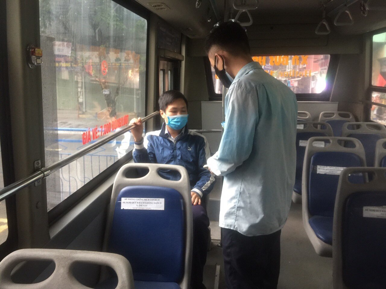 H&agrave;nh kh&aacute;ch được y&ecirc;u cầu đeo khẩu trang tr&ecirc;n suốt chuyến đi, s&aacute;t khuẩn, thực hiện khai b&aacute;o y tế... C&aacute;c doanh nghiệp bu&yacute;t được y&ecirc;u cầu từ chối vận chuyển với h&agrave;nh kh&aacute;ch kh&ocirc;ng thực hiện c&aacute;c biện ph&aacute;p ph&ograve;ng chống dịch theo quy định của Bộ Y tế.