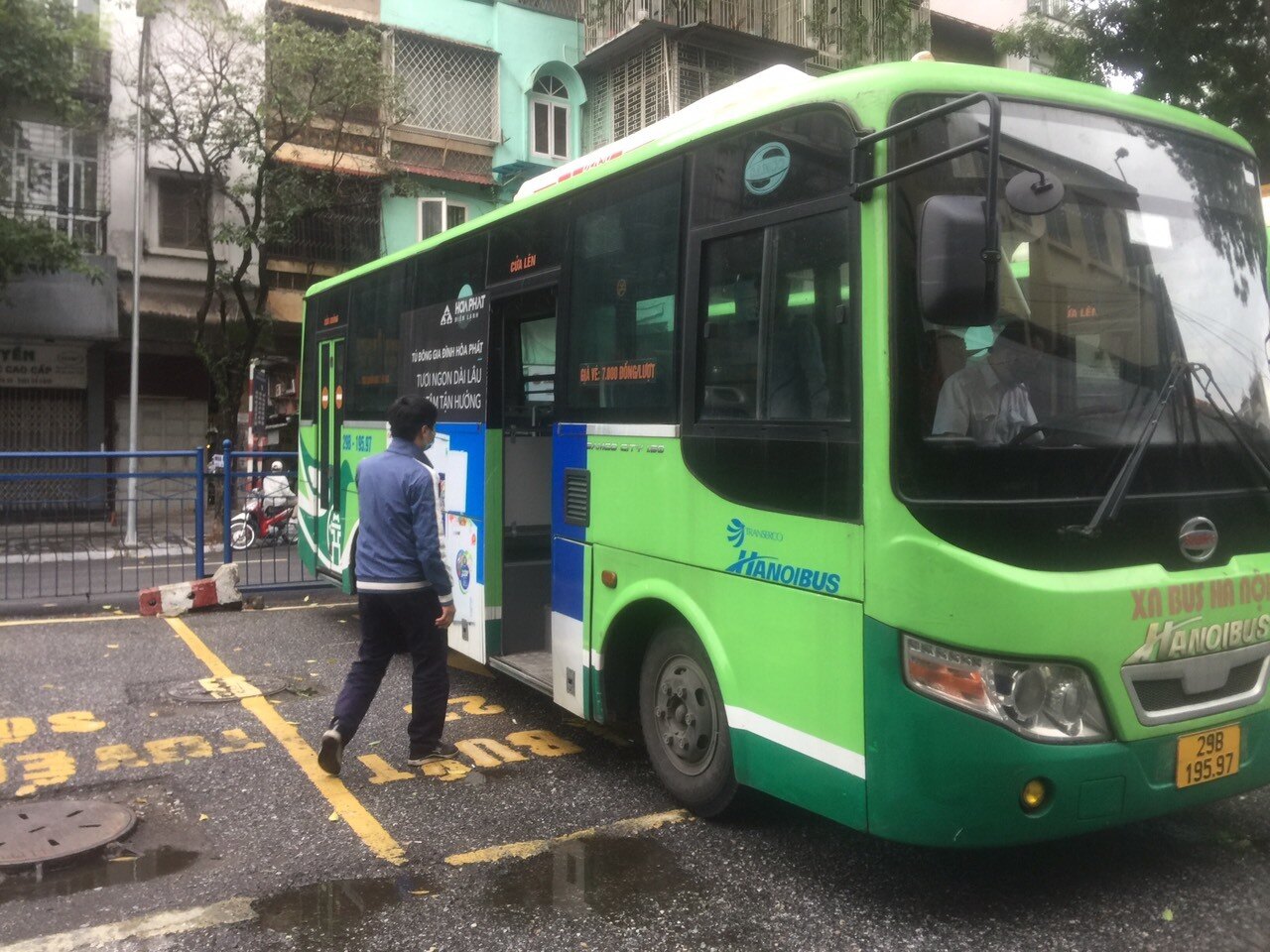 Từ s&aacute;ng sớm, đ&atilde; c&oacute; h&agrave;nh kh&aacute;ch biết th&ocirc;ng tin v&agrave; l&ecirc;n những chuyến xe đầu ti&ecirc;n.