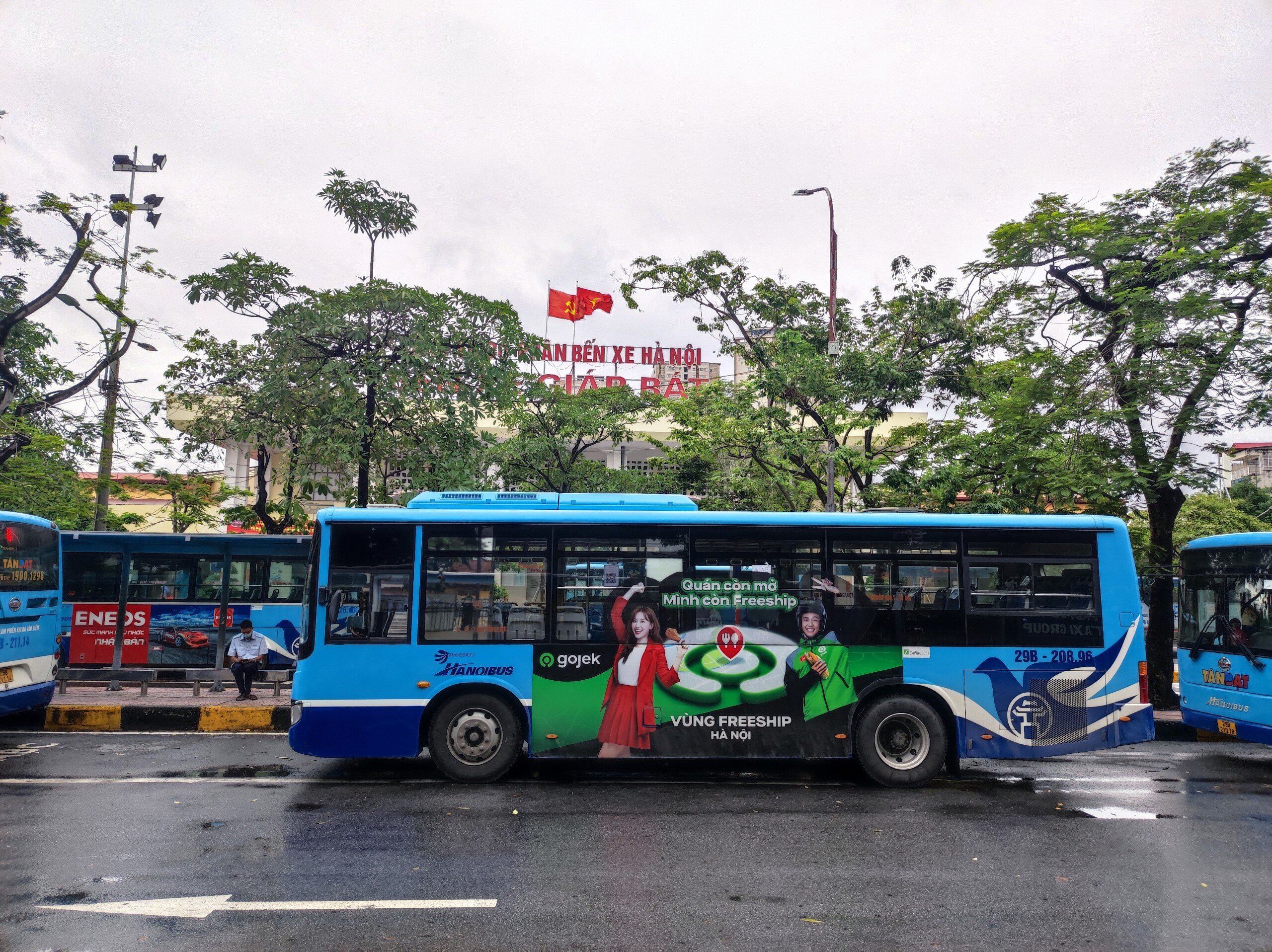 Ngay sau mỗi ca l&agrave;m việc, tất cả phương tiện tại những đơn vị bu&yacute;t thuộc Transerco đều được tiến h&agrave;nh vệ sinh lau rửa sạch sẽ theo đ&uacute;ng quy tr&igrave;nh nhằm loại bỏ hết b&ugrave;n đất, sau đ&oacute; phun thuốc khử khuẩn to&agrave;n bộ theo hướng dẫn của cơ quan y tế. 
Những nơi c&oacute; nhiều người tiếp x&uacute;c như tay nắm, ghế ngồi, c&aacute;c điểm b&aacute;m l&ecirc;n xuống... đều được phun h&oacute;a chất khử khuẩn để bảo đảm an to&agrave;n trong c&ocirc;ng t&aacute;c ph&ograve;ng dịch. Trước giờ xuất bến, c&aacute;c xe c&ograve;n được kiểm tra hộp đựng khẩu trang v&agrave; nước s&aacute;t khuẩn, bổ sung nếu thiếu&hellip; Trong ảnh, xe bu&yacute;t c&oacute; mặt tại bến xe Gi&aacute;p B&aacute;t từ s&aacute;ng sớm để đ&oacute;n kh&aacute;ch.