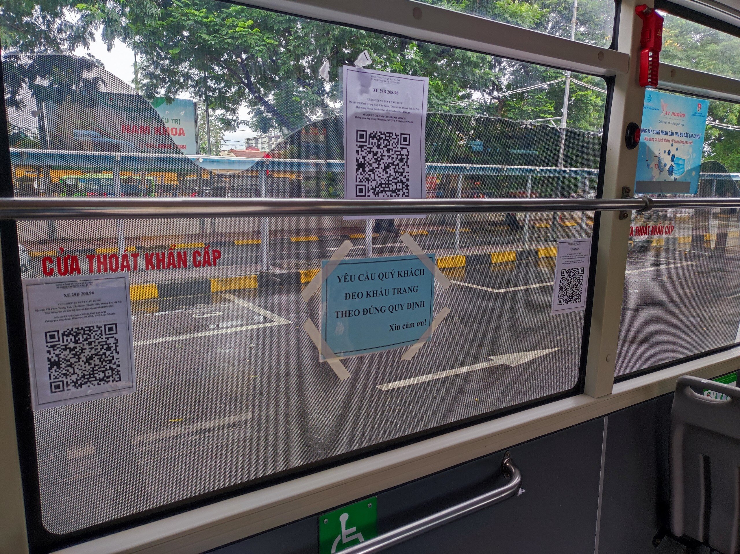 M&atilde; QR được d&aacute;n tại nhiều vị tr&iacute; để thuận tiện cho h&agrave;nh kh&aacute;ch khai b&aacute;o y tế.