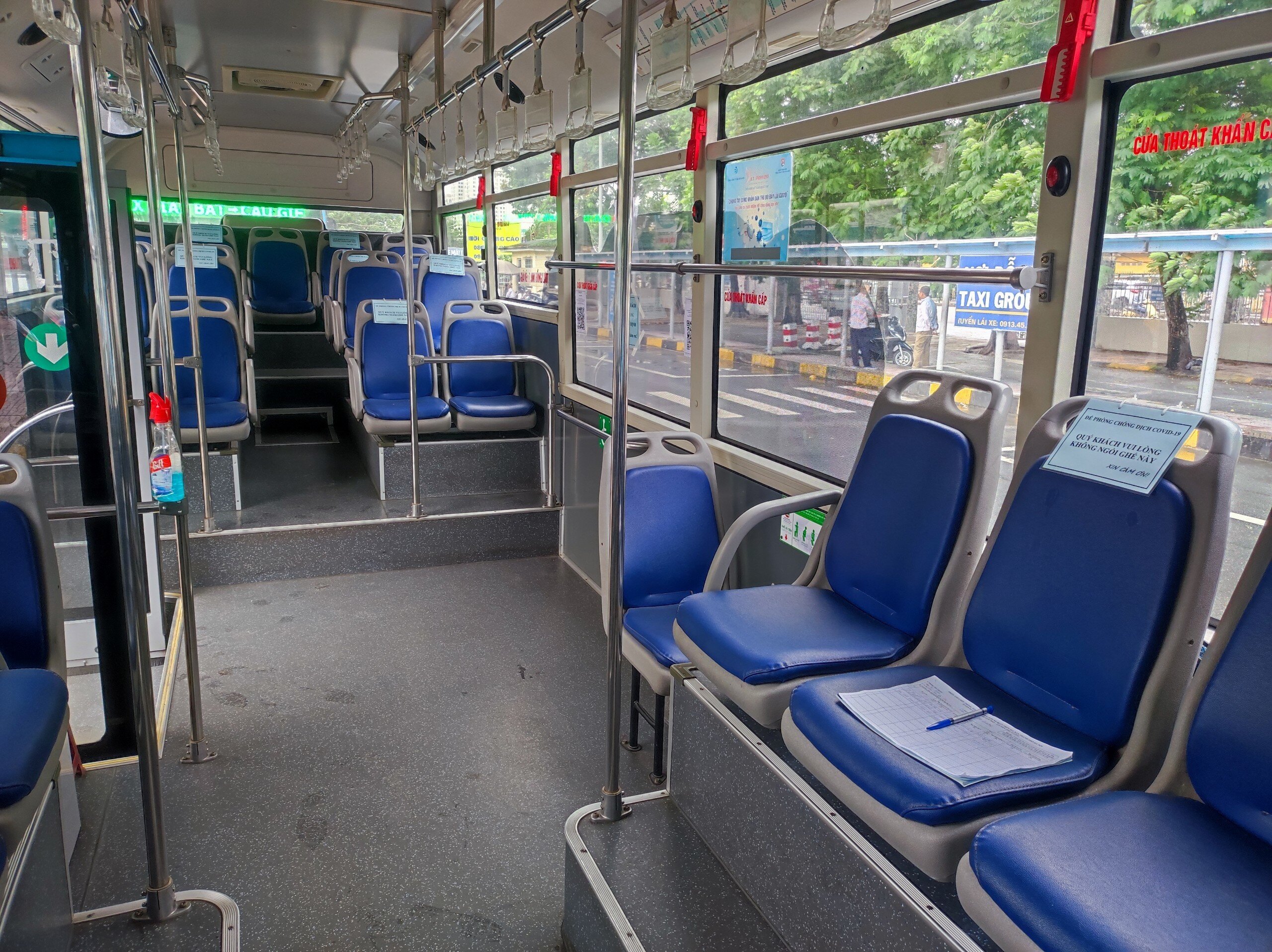 Tr&ecirc;n xe, c&aacute;ch một ghế, Transerco lại d&aacute;n th&ocirc;ng b&aacute;o "đề nghị kh&ocirc;ng ngồi để đảm bảo gi&atilde;n c&aacute;ch, ph&ograve;ng dịch Covid-19". L&aacute;i xe v&agrave; nh&acirc;n vi&ecirc;n phục vụ được qu&aacute;n triệt kh&ocirc;ng phục vụ qu&aacute; 50% số chỗ (đứng, ngồi) tr&ecirc;n xe, kh&ocirc;ng qu&aacute; 20 người tại c&ugrave;ng một thời điểm tr&ecirc;n xe (kể cả l&aacute;i xe v&agrave; nh&acirc;n vi&ecirc;n phục vụ tr&ecirc;n xe)&hellip; đảm bảo theo y&ecirc;u cầu chung của Sở GTVT v&agrave; Bộ GTVT.