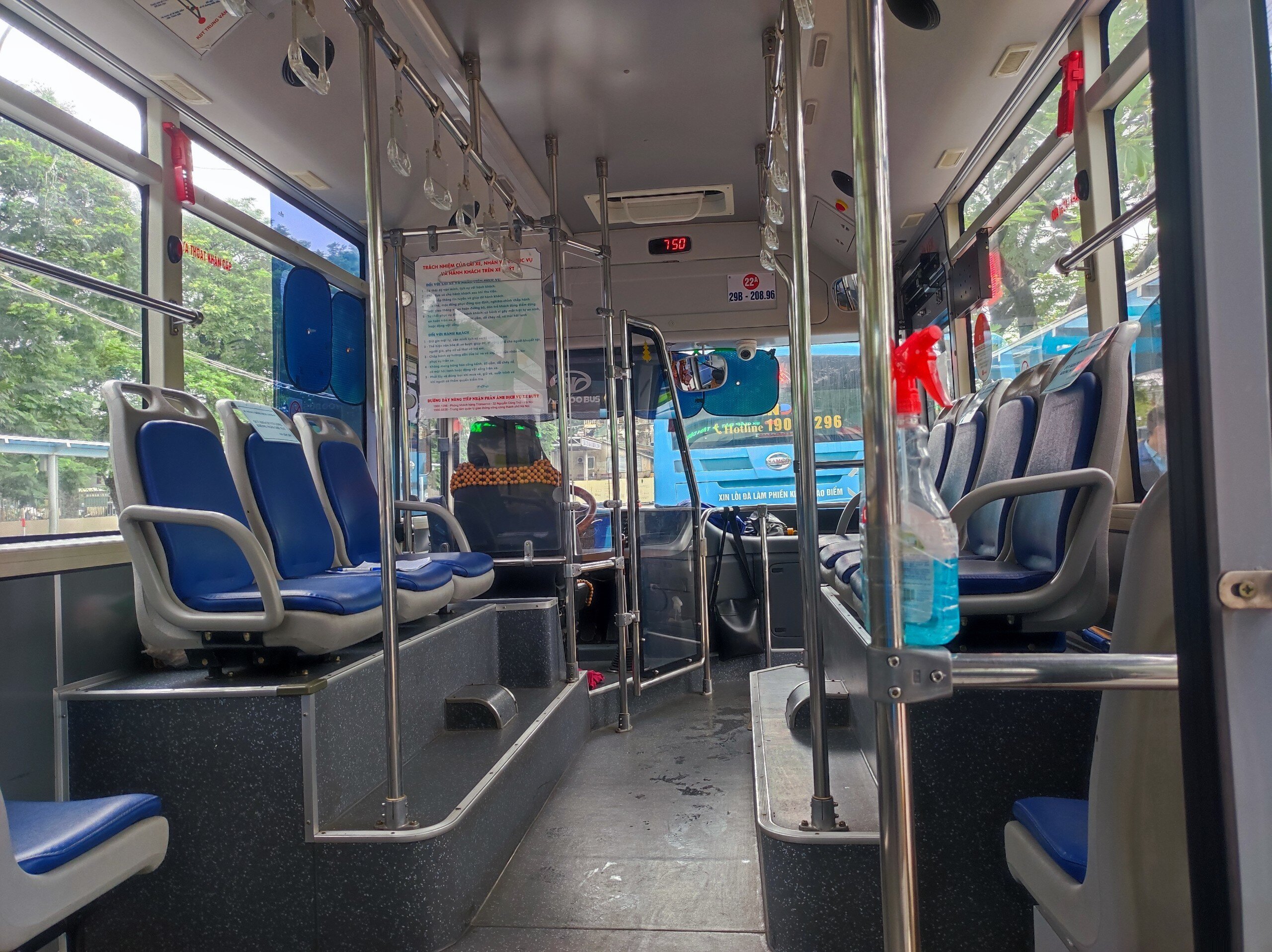 Nước s&aacute;t khuẩn được đặt ngay cửa l&ecirc;n.