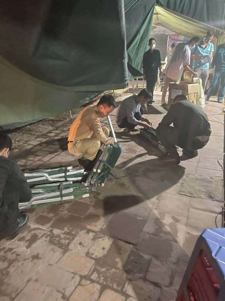 Suốt hơn 3 tháng qua, các lực lượng trực chốt kiểm soát cửa ngõ Thủ đô kiên trì bám chốt 24/24h, bất chấp mưa nắng, bão gió, điều kiện sinh hoạt trên cao tốc thiếu thốn mọi bề.