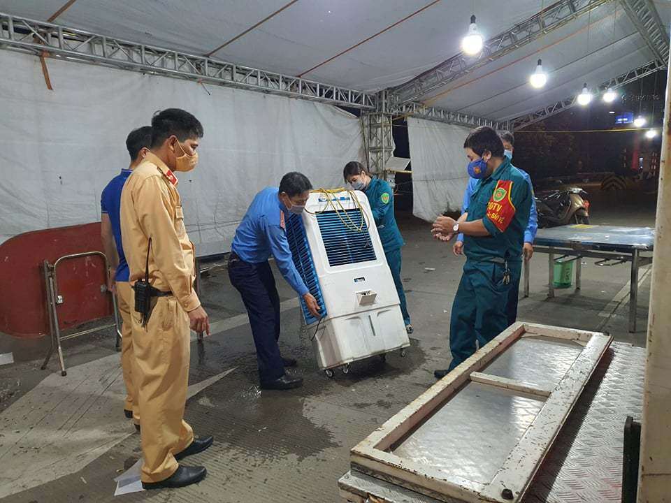 Các chốt kiểm dịch đều có 11 cán bộ tham gia ứng trực, gồm 2 cán bộ CSGT, 1 cảnh sát cơ động, 2 TTGT, 2 cán bộ y tế, 2 cán bộ quân đội và 2 cán bộ tư pháp của địa phương, Tổ trưởng được giao cho lực lượng CSGT.