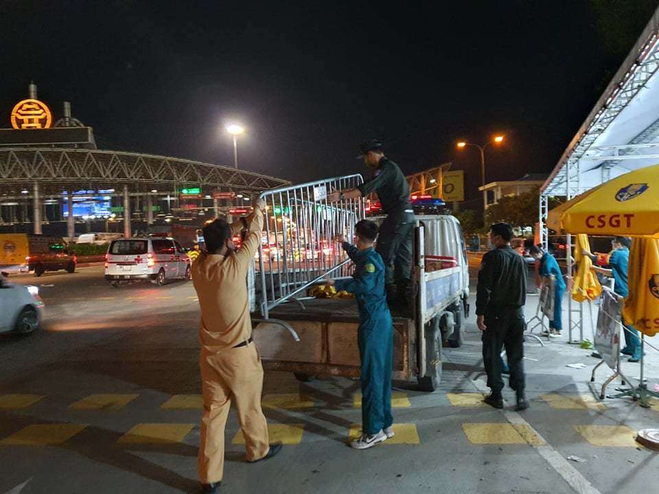 Trước đó, từ 6h sáng 14/7, Hà Nội đã lập 23 chốt kiểm dịch tại các cửa ngõ lớn để kiểm soát toàn bộ phương tiện, người dân vào thành phố.