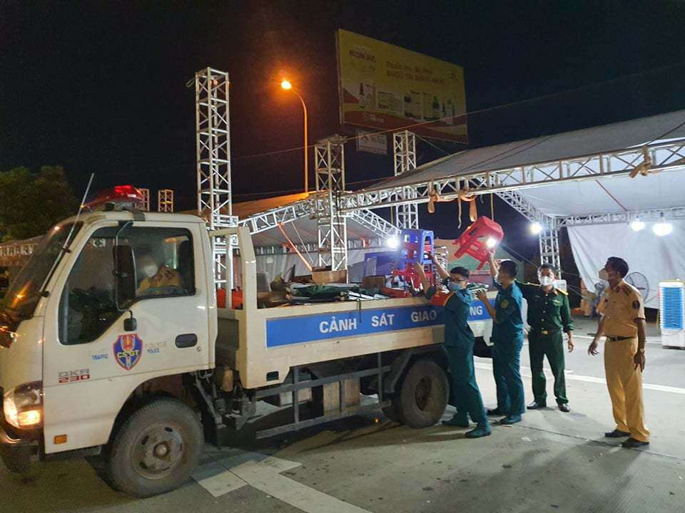 Ghi nhận của PV Báo Giao thông tại Chốt số 2 kiểm soát ra vào cửa ngõ Hà Nội trên tuyến Pháp Vân - Cầu Giẽ, từ 18h tối 20/10, các lực lượng bắt đầu thu dọn đồ đạc, gỡ lều bạt để dỡ bỏ chốt kiểm soát.