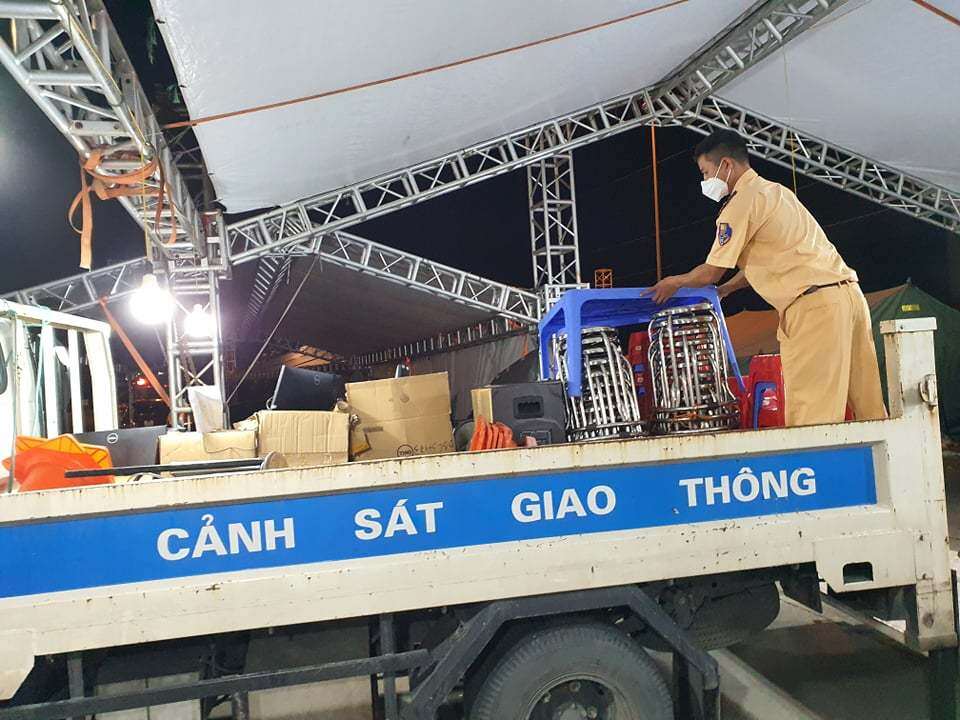 Tối ngày 20/10, được sự chỉ đạo của Công an TP Hà Nội, lực lượng CSGT, cảnh sát cơ động, TTGT, y tế, công an địa bàn đồng loạt thu rào, dỡ chốt 21 chốt kiểm soát ra vào thành phố.