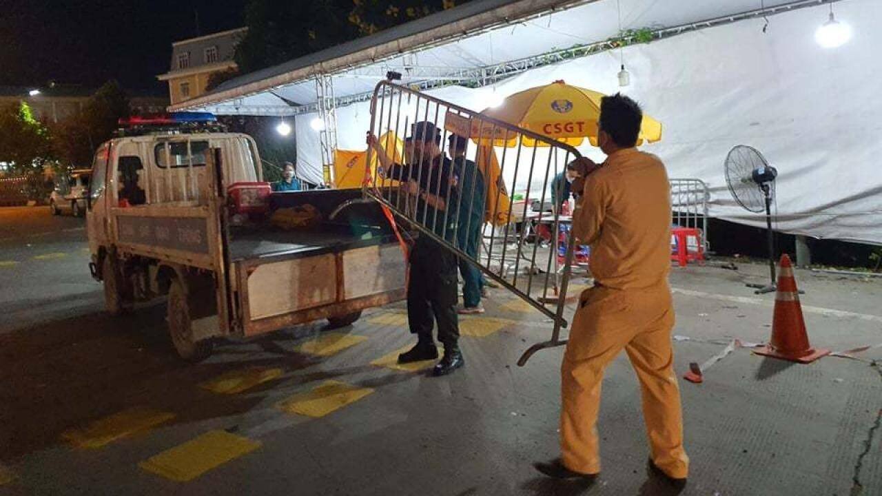 Sau hơn 3 tháng bám đường chốt trực, đảm bảo phòng chống dịch bệnh, các lực lượng đã được trở về cơ quan, gia đình để thực hiện nhiệm vụ công tác như trước khi trực chốt.