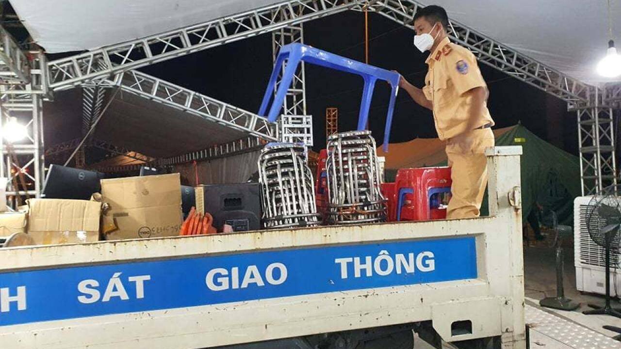 Sở Giao thông vận tải chủ trì, phối hợp với các cơ quan, đơn vị liên quan, căn cứ tình hình thực tế tại địa phương, nghiên cứu Quyết định số 1812/QĐ-BGTVT ngày 16/10/2021 của Bộ Giao thông vận tải tổng hợp, tham mưu, báo cáo Thành phố để tổ chức hoạt động vận tải đường bộ, đường thủy nội địa, hàng hải, đường sắt, hàng không, đảm bảo "Thích ứng an toàn, linh hoạt, kiểm soát hiệu quả dịch Covid-19".