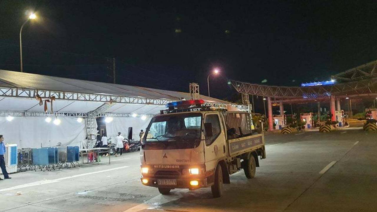 Tới chiều 20/10, Chủ tịch UBND TP Hà Nội ban hành Công điện về việc triển khai các biện pháp tạm thời "Thích ứng an toàn, linh hoạt, kiểm soát hiệu quả dịch Covid-19" trên địa bàn, yêu cầu dỡ bỏ toàn bộ các chốt trực cửa ngõ Thủ đô.