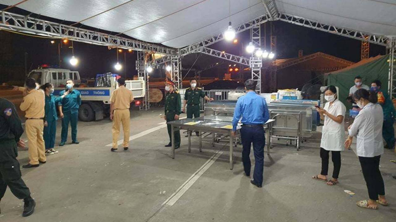 Tối 15/10, Ban Chỉ đạo phòng, chống dịch Covid-19 TP Hà Nội cho biết, tại các vị trí chốt kiểm soát dịch cửa ngõ, lực lượng chức năng sẽ chỉ duy trì đảm bảo trật tự ATGT, xử lý các tình huống phát sinh, không tiến hành kiểm tra người và phương tiện lưu thông qua chốt trực.