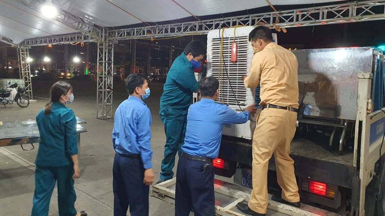 Từ sáng 14/10, việc kiểm soát người ra, vào Thủ đô có nới lỏng hơn so với những ngày trước đó. Người qua các chốt không cần xuất trình giấy đi đường, giấy xác nhận công việc, lý do để vào/ra khỏi Hà Nội, chỉ cần khai báo y tế và xuất trình giấy xét nghiệm Covid-19.