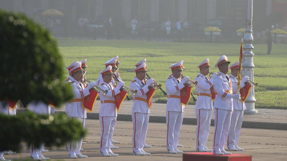 Qu&acirc;n nhạc cử h&agrave;nh Quốc thiều.