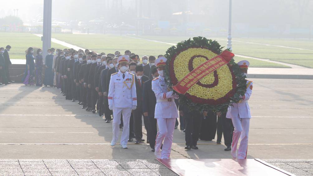 S&aacute;ng 20/10, tại H&agrave; Nội, trước giờ khai mạc kỳ họp thứ 2, Quốc hội kh&oacute;a XV, l&atilde;nh đạo Đảng, Nh&agrave; nước v&agrave; c&aacute;c Đại biểu Quốc hội v&agrave;o Lăng viếng Chủ tịch Hồ Ch&iacute; Minh.