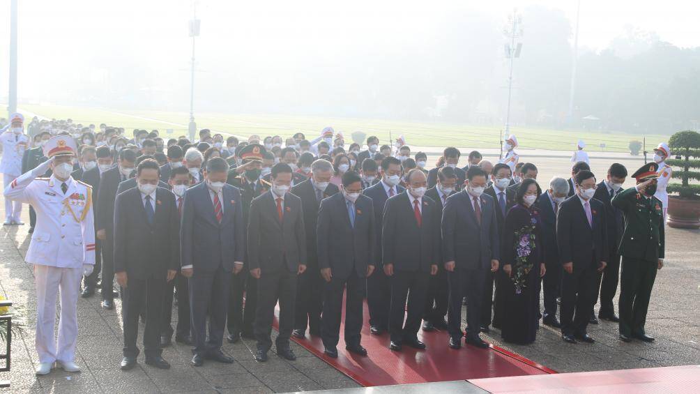 C&aacute;c đại biểu Quốc hội v&agrave;o Lăng viếng Chủ tịch Hồ Ch&iacute; Minh.