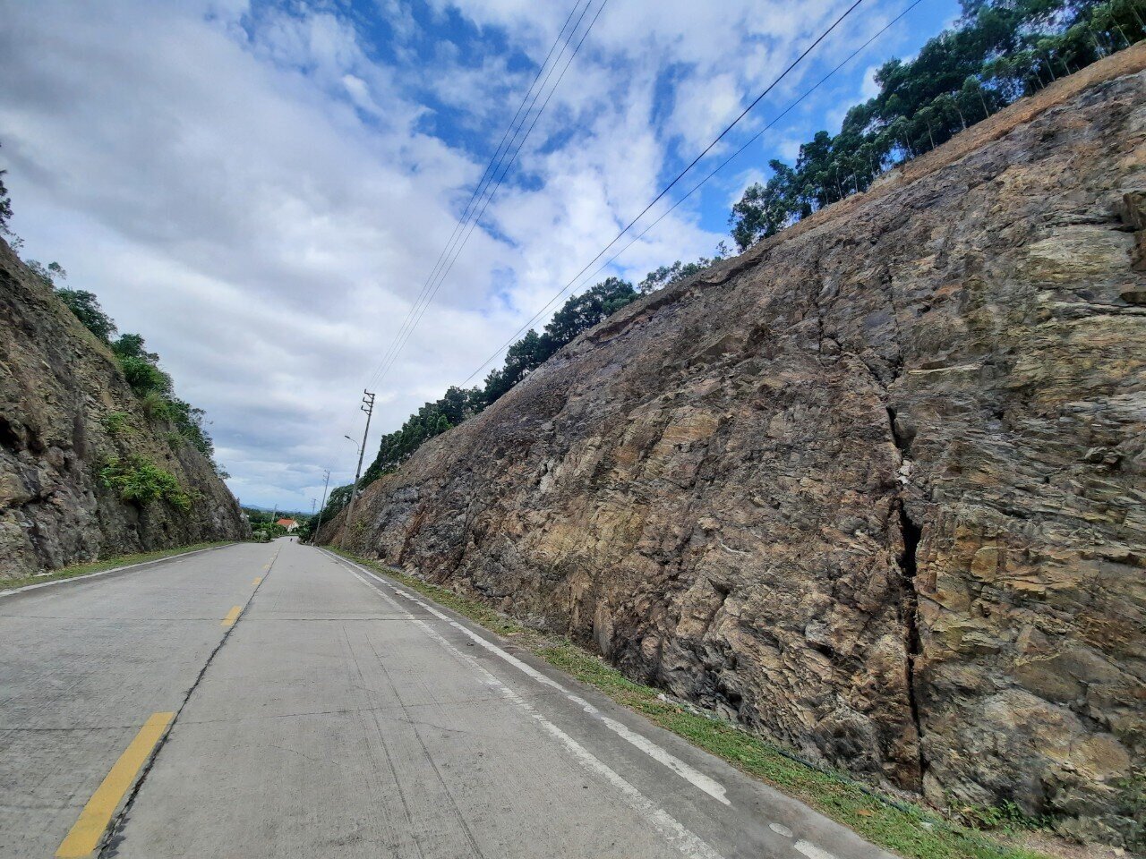 Giai đoạn 1 dự án dài 18,5km, từ ngã tư Nam Mẫu thuộc Khu di tích Yên Tử đến bãi đỗ xe chùa Hồ Thiên đã hoàn thành năm 2015 với nền đường rộng 9m, mặt đường 2 làn xe rộng 6m, là đường bê tông, quy mô cấp III miền núi, tốc độ đạt 60km/h.