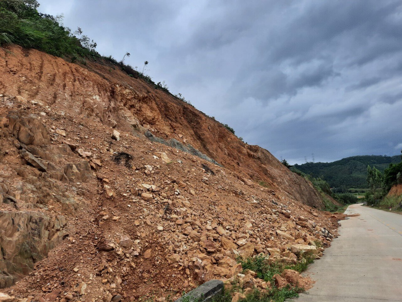 Nhưng kể từ khi tuyến đường này được đưa vào sử dụng đã xuất hiện rất nhiều điểm sạt, trượt, tiềm ẩn nguy cơ mất ATGT cho người và phương tiện khi lưu thông, nhất là mùa mưa, bão. Ảnh: Đất đá từ taluy đổ xuống lòng đường ngày đầu tháng 10.