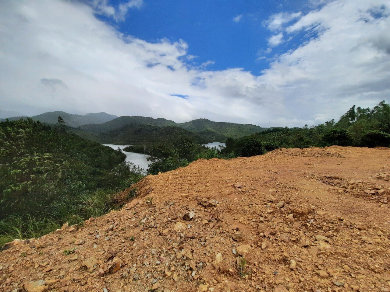 Đáng nói, trong khi các điểm sạt, lở đang gây nguy hiểm nghiêm trọng tuyến đường thì đơn vị thi công tiến hành khắc phục sự cố tạm thời lại đưa đất đá xuống cạnh lòng hồ trên địa bàn xã Bình Khê, tiềm ẩn nguy cơ bồi lắng, gây ô nhiễm môi trường.