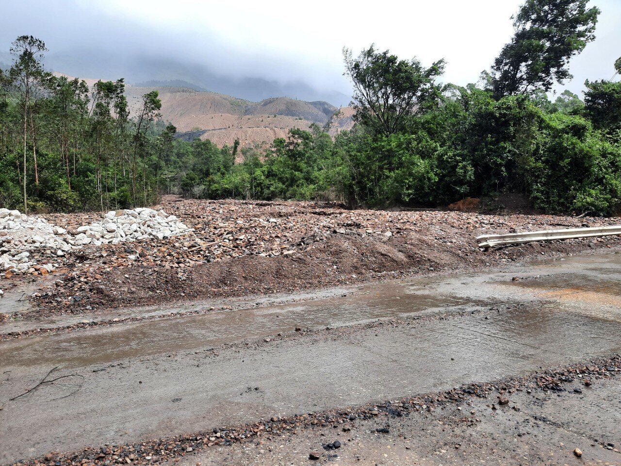 Không chỉ xảy ra tình trạng sạt, lở tại các mái taluy dương, một số điểm lại được thiết kế ngầm tràn dẫn đến tình trạng đất, đá từ thượng nguồn các con suối tràn qua khiến tuyến đường đầy bùn, đất.