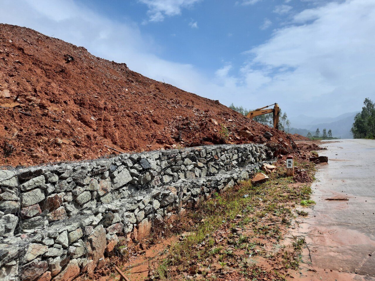 Kè đá được thi công không đảm bảo khiến đất đá từ trên tràn xuống nguy cơ làm ách tắc giao thông cục bộ.