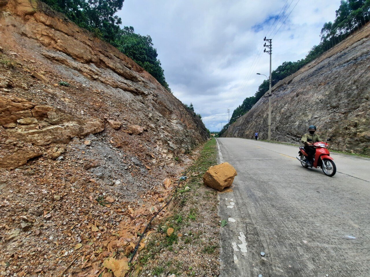 Một người dân ở xã Tràng Lương, TX Đông Triều cho biết: Vào ngày mưa, trên tuyến đường xuất hiện nhiều điểm sạt, lở rất nguy hiểm, nhất là tình trạng đất, đá từ trên cao bất ngờ văng xuống. Đã không ít lần, nhiều người đi đường thót tim khi một tảng đá to đùng từ trên đồi, núi bay xuống tuyến đường như thế này.