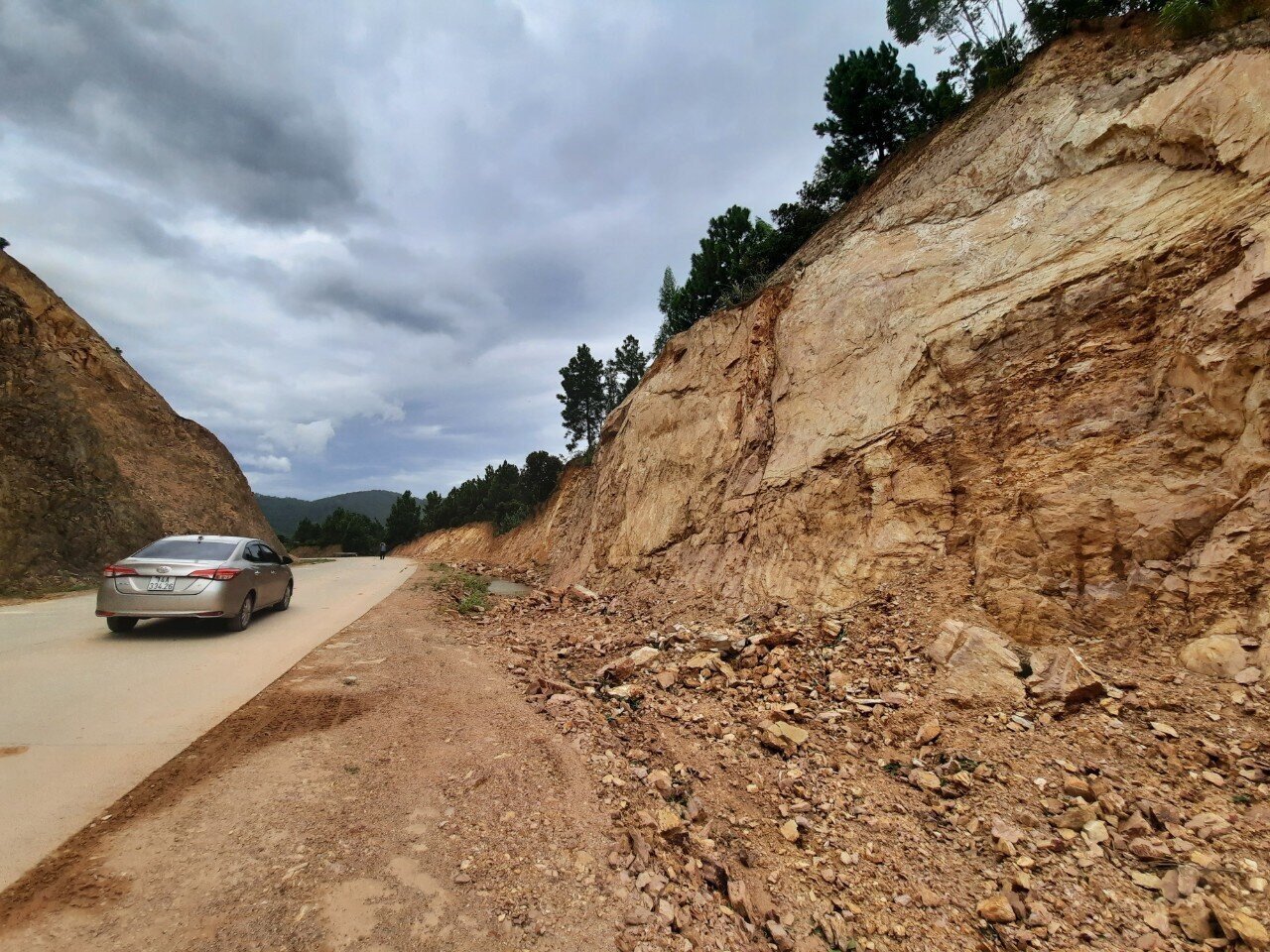 Ông Hoàng Đình Sáu, Phó Giám đốc Sở GTVT tỉnh Quảng Ninh cho biết: Do nguồn vốn đầu tư để chống sạt, lở rất tốn kém, trước mắt khi xuất hiện tình trạng sạt, lở, đơn vị sẽ tổ chức thu dọn để đảm bảo giao thông…