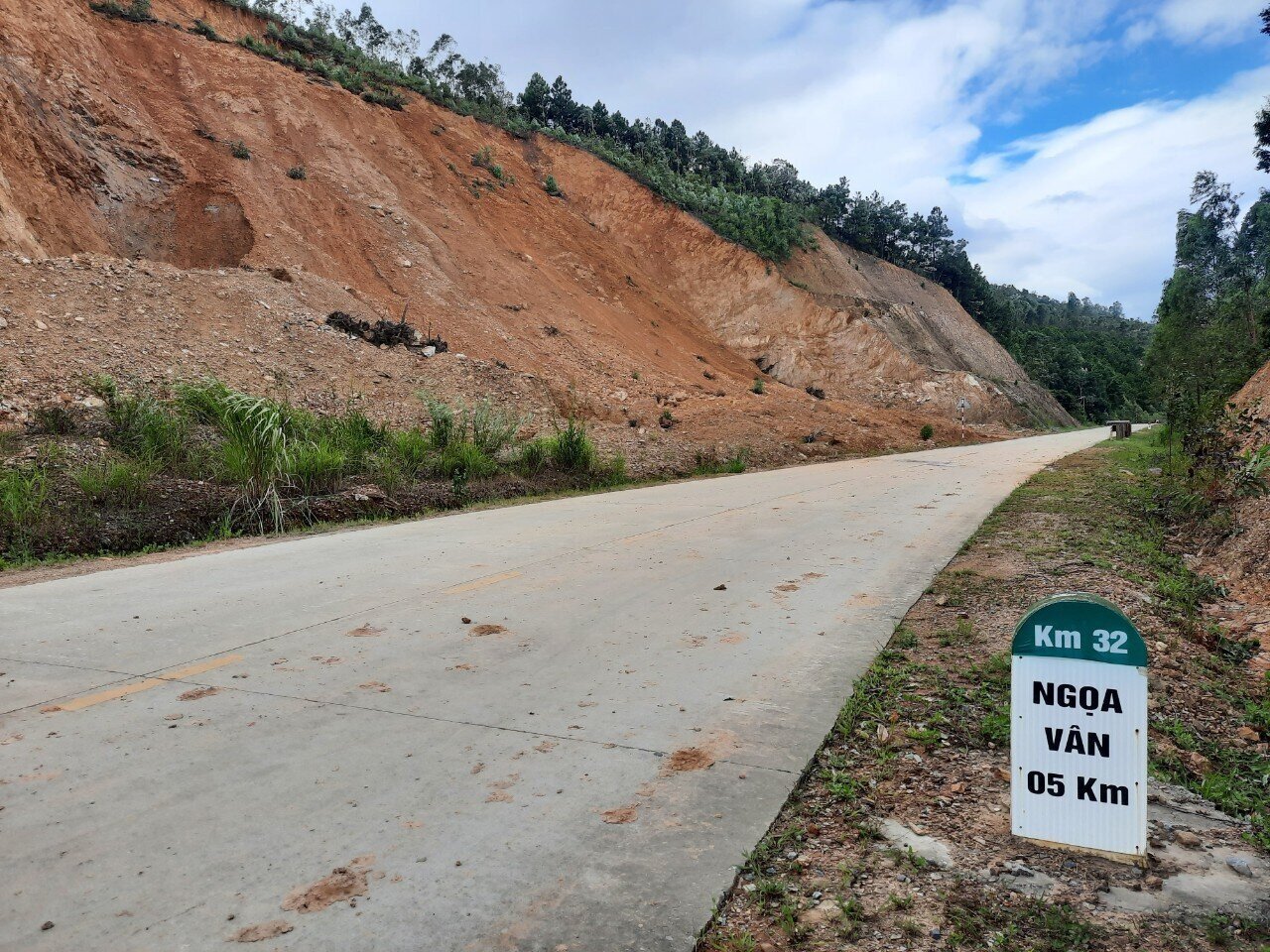 Tuyến đường Yên Tử - Hồ Thiên – Ngọa Vân là con đường có ý nghĩa đặc biệt quan trọng, góp phần kết nối hai di tích trọng điểm quốc gia là khu di tích lịch sử, danh thắng Yên Tử (TP Uông Bí) và khu lăng mộ nhà Trần (TX Đông Triều).