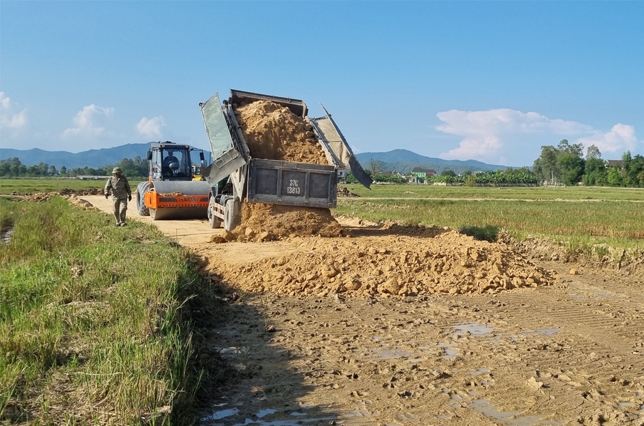 Sau đó được lu lèn đảm bảo độ chặt từng lớp theo thiết kế.