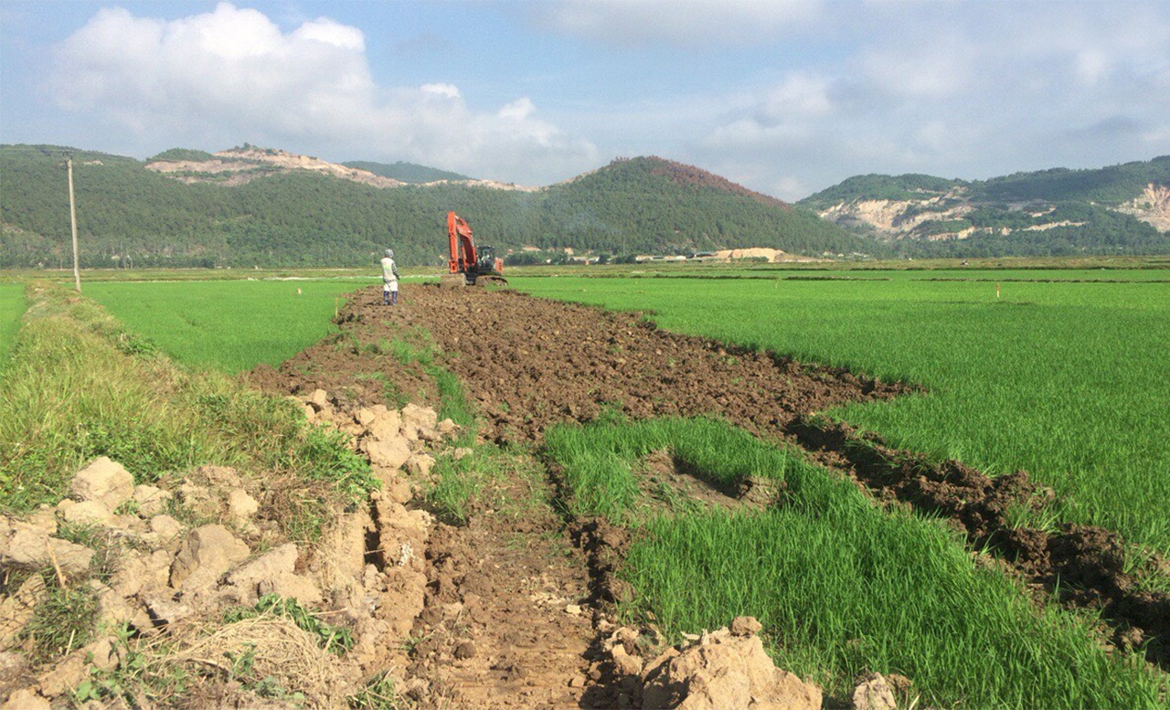 Tuyến chủ yếu đi qua đồng ruộng và đồi núi. Nên quá trình thi công nền, các nhà thầu cũng chọn cách làm cuốn chiều...