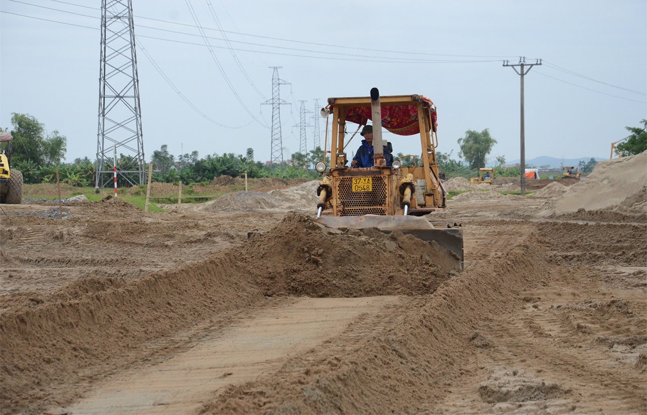 Bóc phong hóa đến đâu đổ đất, cát, đắp nền ngay tới đó. Nhờ vậy trải qua 2 đợt mưa kéo dài của tháng 10, công trình gần như không bị ảnh hưởng.