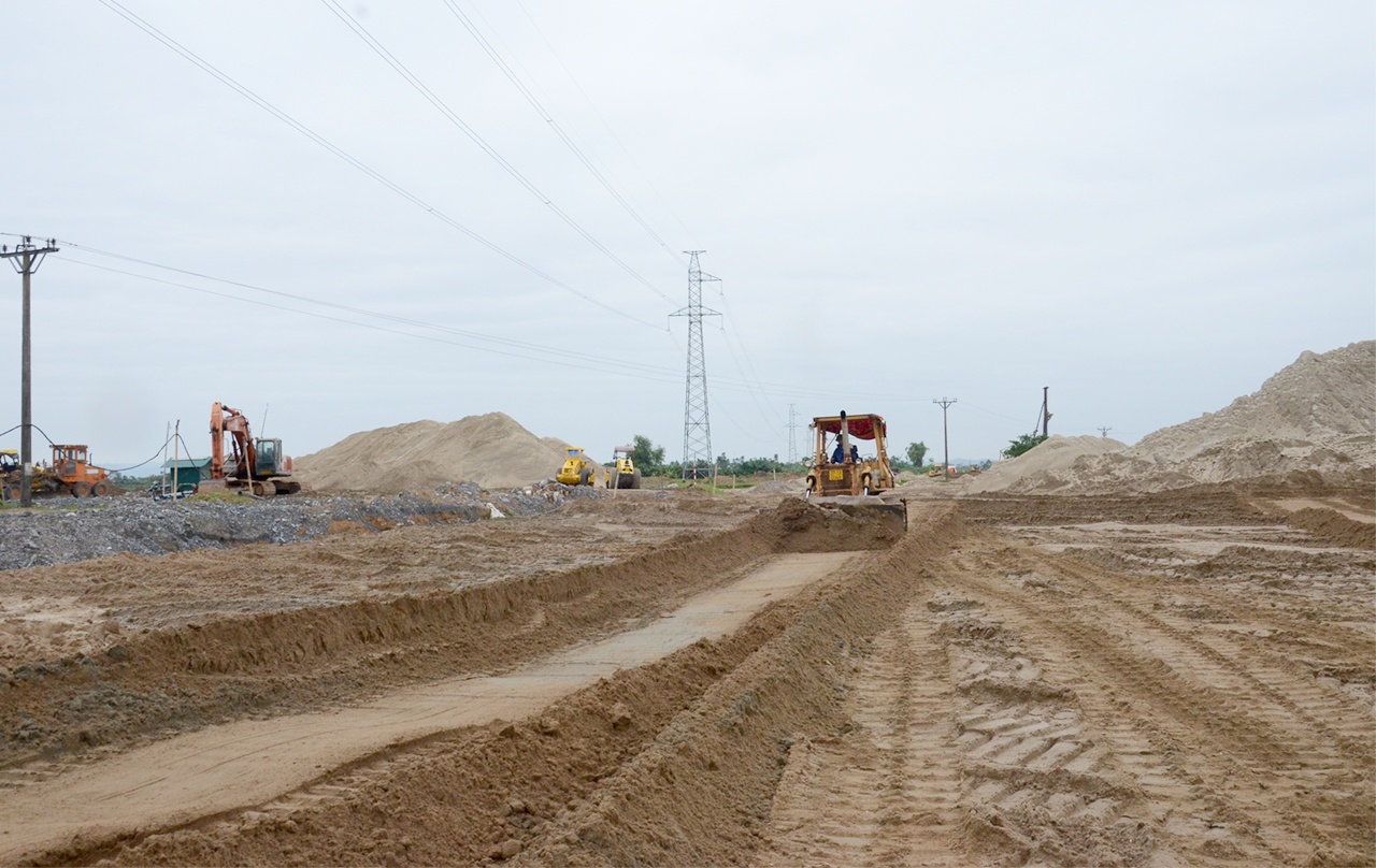 Hàng triệu khối đất, khối cát từ khắp nơi được chở về công trường.