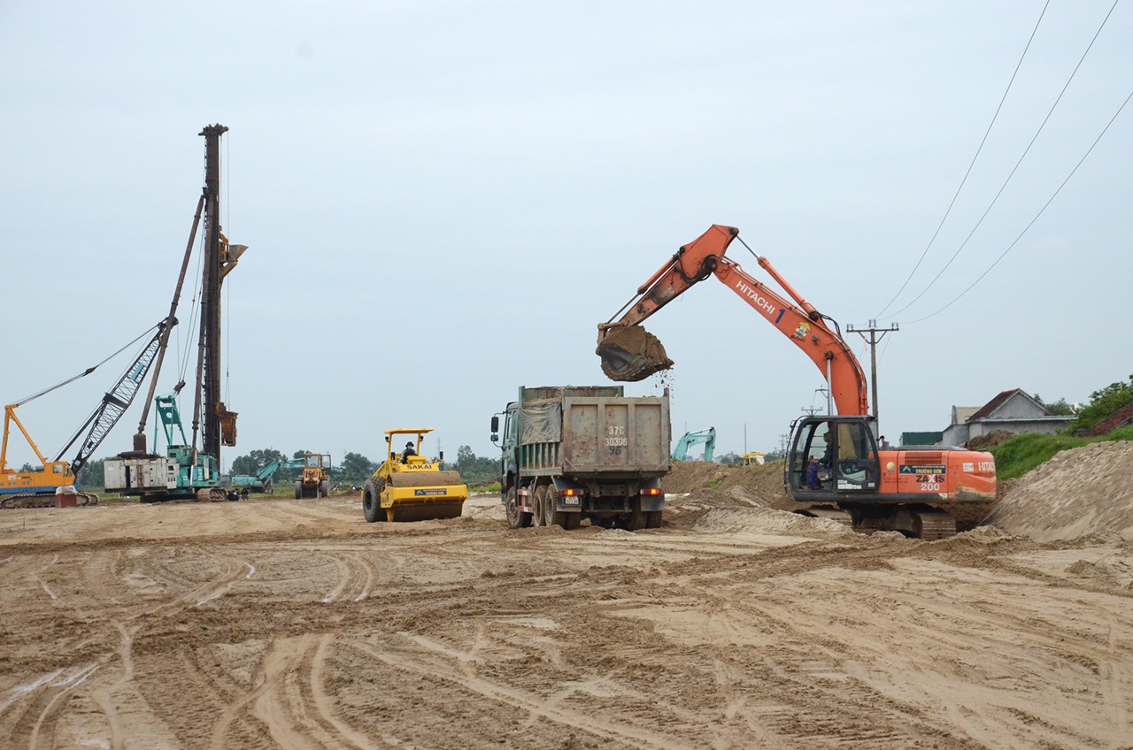 Tranh thủ thời tiết thuận lợi, nhà thầu Công ty CP ĐTXD Trường Sơn huy động tối đa nhân công thiết bị để đắp cát xử lý đoạn nền đất yếu.