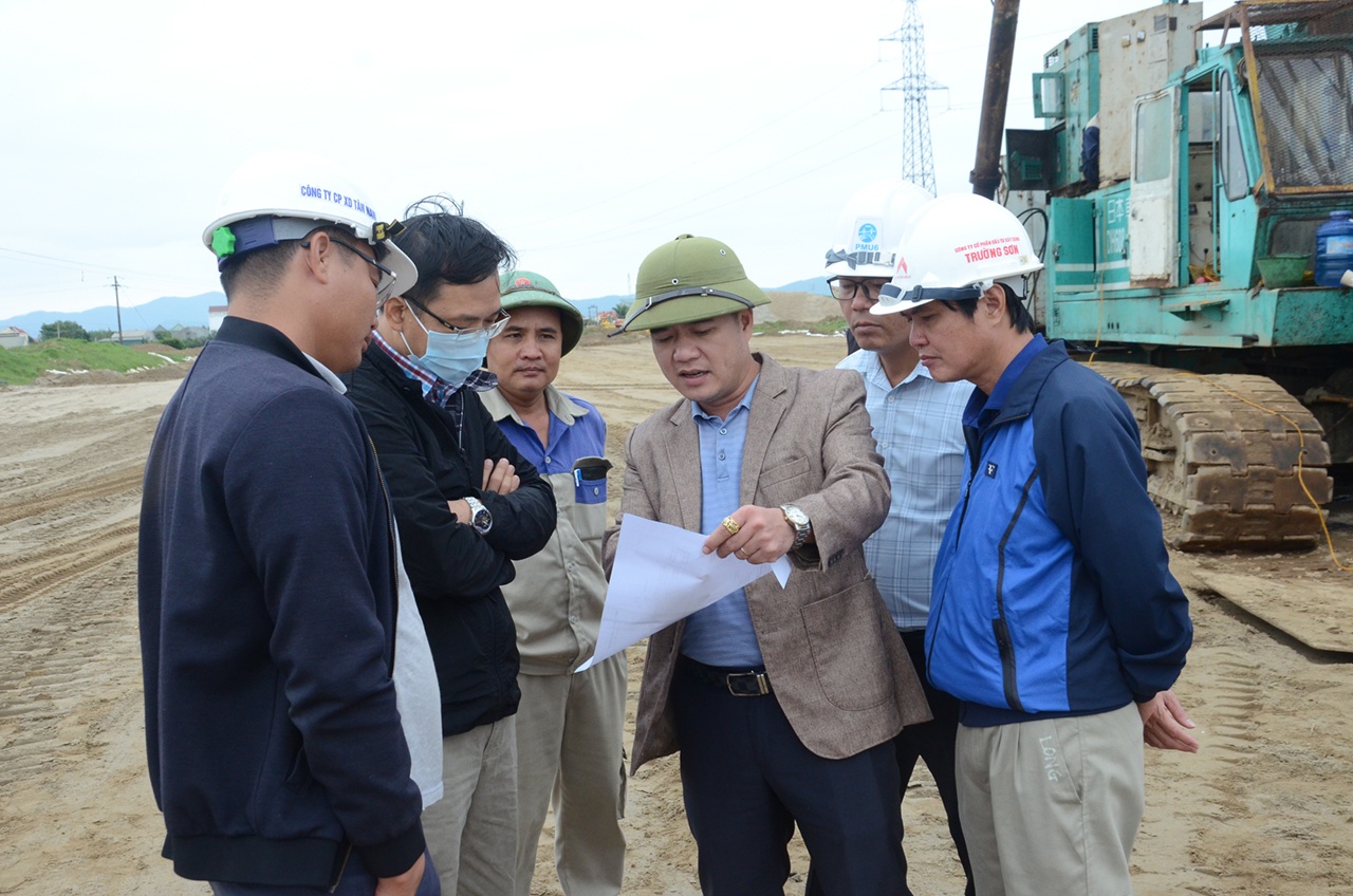 Kỹ sư Cường (cán bộ Ban QLDA 6) cho biết: 30 cán bộ của Ban thường xuyên túc trực tại công trường để cùng với tư vấn giám sát chất lượng thi công của nhà thầu và xử lý các vấn đề liên quan đến kỹ thuật ngay tại công trường.