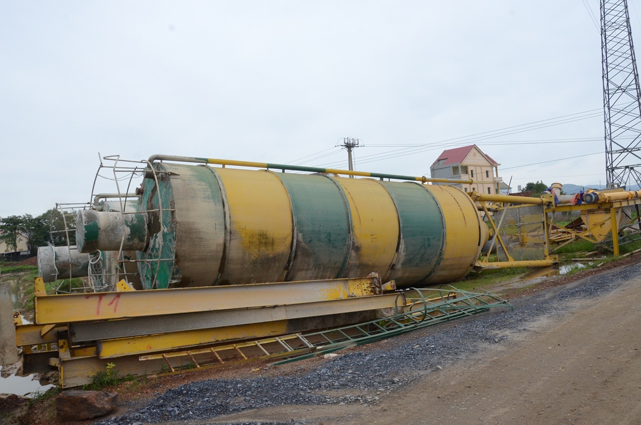 Hệ thống trạm trộn bê tông nhựa, bê tông xi măng công suất lớn đã được tập kết về bãi.