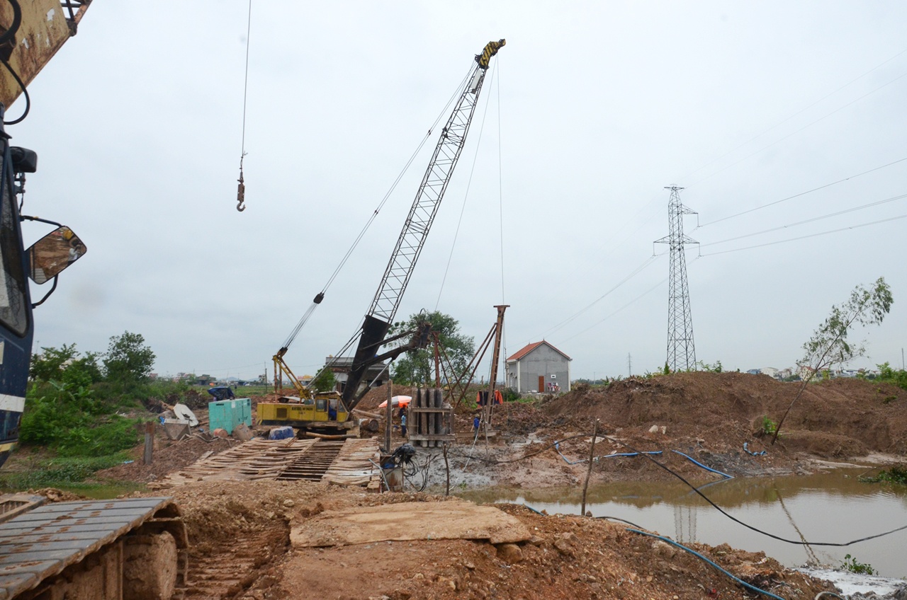 Cầu Nguyên Thượng - dù chỉ là một cây cầu nhỏ bắc qua sông Đào nhưng nhà thầu đưa tới những giàn máy thi công hiện đại nhất.