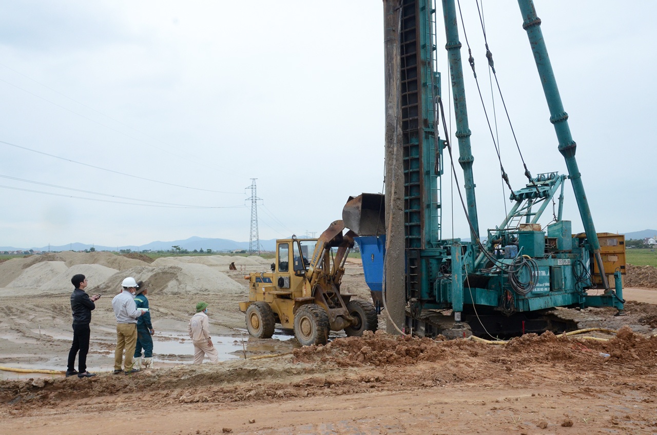 Nhà thầu Công ty CP XD Tân Nam thi công khoan đổ giếng cát sâu từ 10m - 23m ở nơi nền đất yếu, sình lầy.